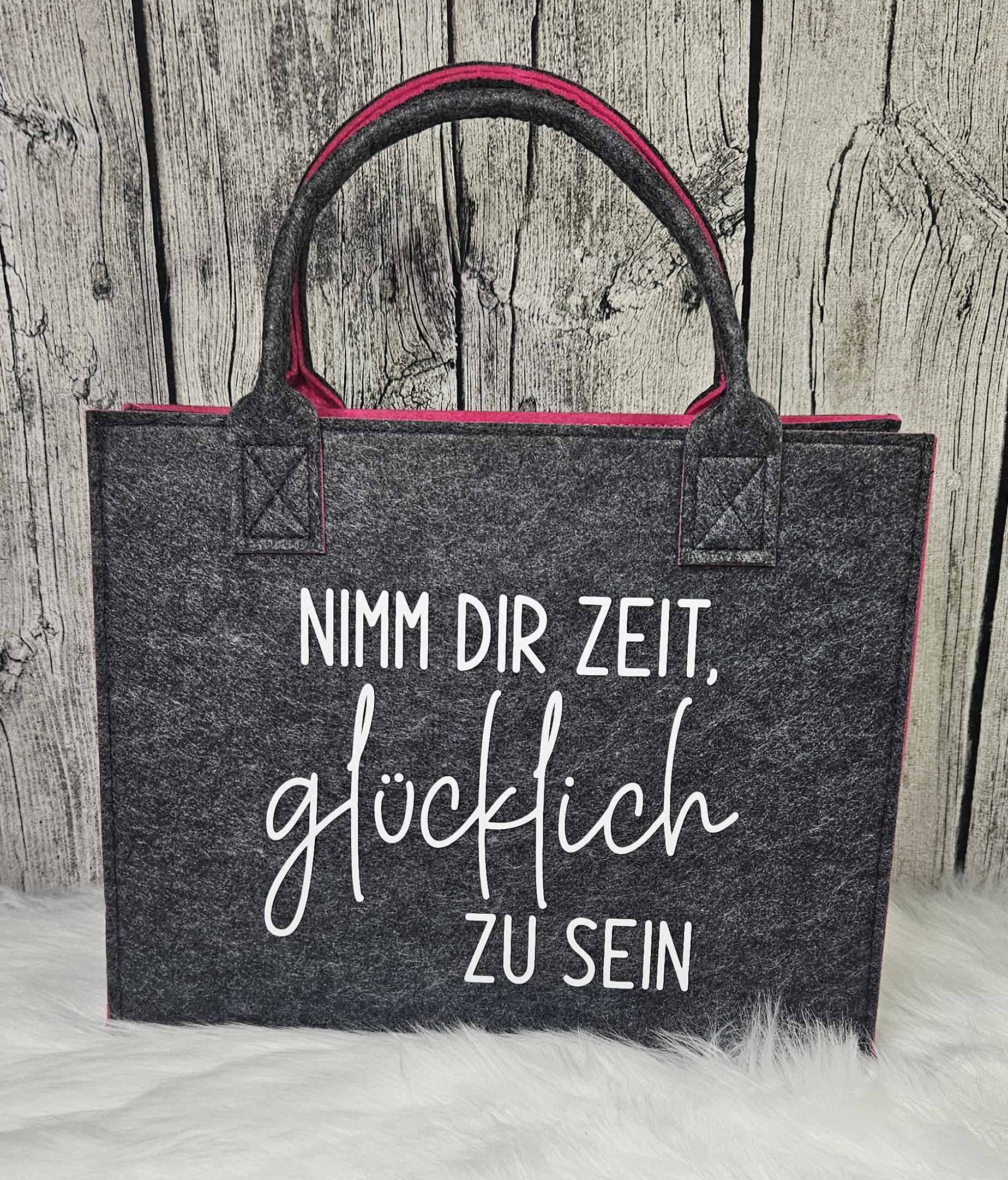 Filztaschen | Geschenk Bunt Robuste Filztasche Mit Spruch "Nimm Dir Zeit Glücklich Zu Sein" Filztaschen | Geschenk Bunt Robuste Filztasche Mit Spruch "Nimm Dir Zeit Glücklich Zu Sein" von nadelkonfetti