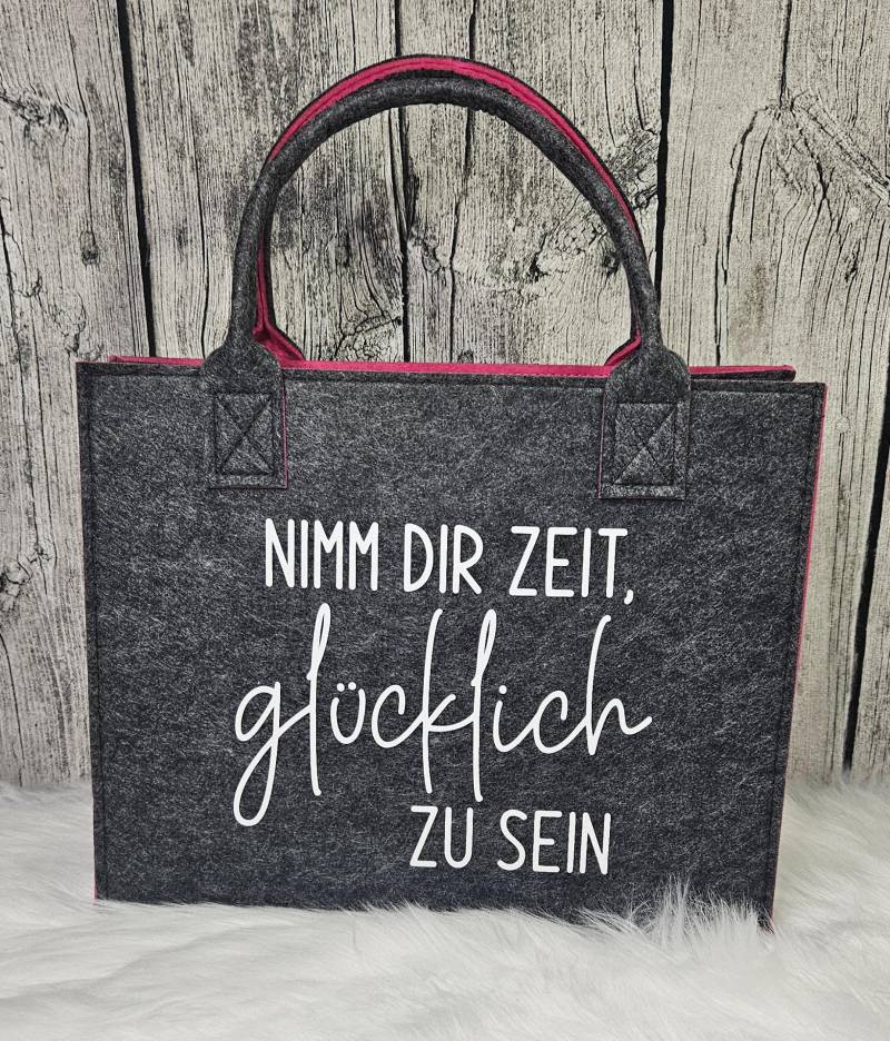 Filztaschen | Geschenk Bunt Robuste Filztasche Mit Spruch "Nimm Dir Zeit Glücklich Zu Sein" Filztaschen | Geschenk Bunt Robuste Filztasche Mit Spruch "Nimm Dir Zeit Glücklich Zu Sein" von nadelkonfetti