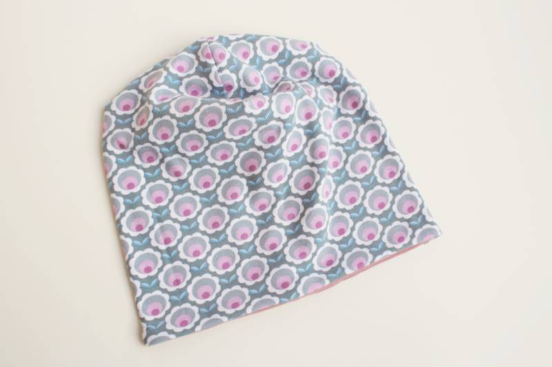 Beanie "Retroblumen' Für Baby Kinder Mädchen Wendebeanie Mütze Doppellagig Hellgrau Größe Wählbar von nadelspinnereiwerk