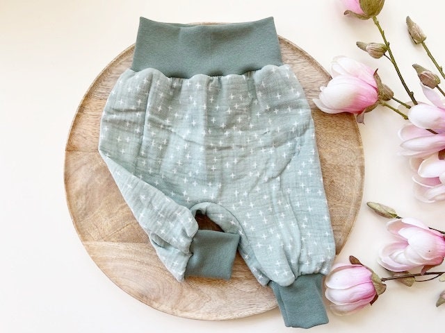 Pumphose Sommer Musselin "Criss Cross' Gr. 68 Altgrün Pumphose Sommer Musselin "Criss Cross' Gr. 68 Altgrün von nadelspinnereiwerk