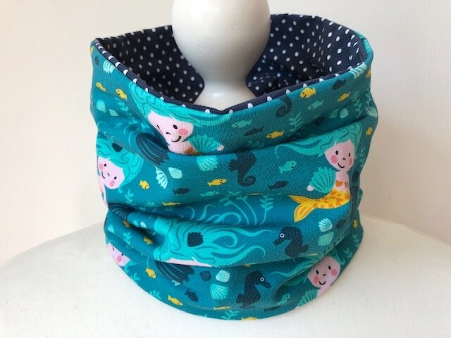 Schlupfschal Ku 45-49 cm Kleine Meerjungfrau Petrol von nadelspinnereiwerk