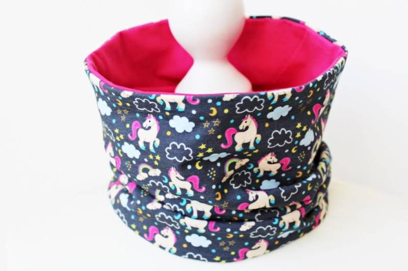 Schlupfschal Regenbogenpferde Blau von nadelspinnereiwerk