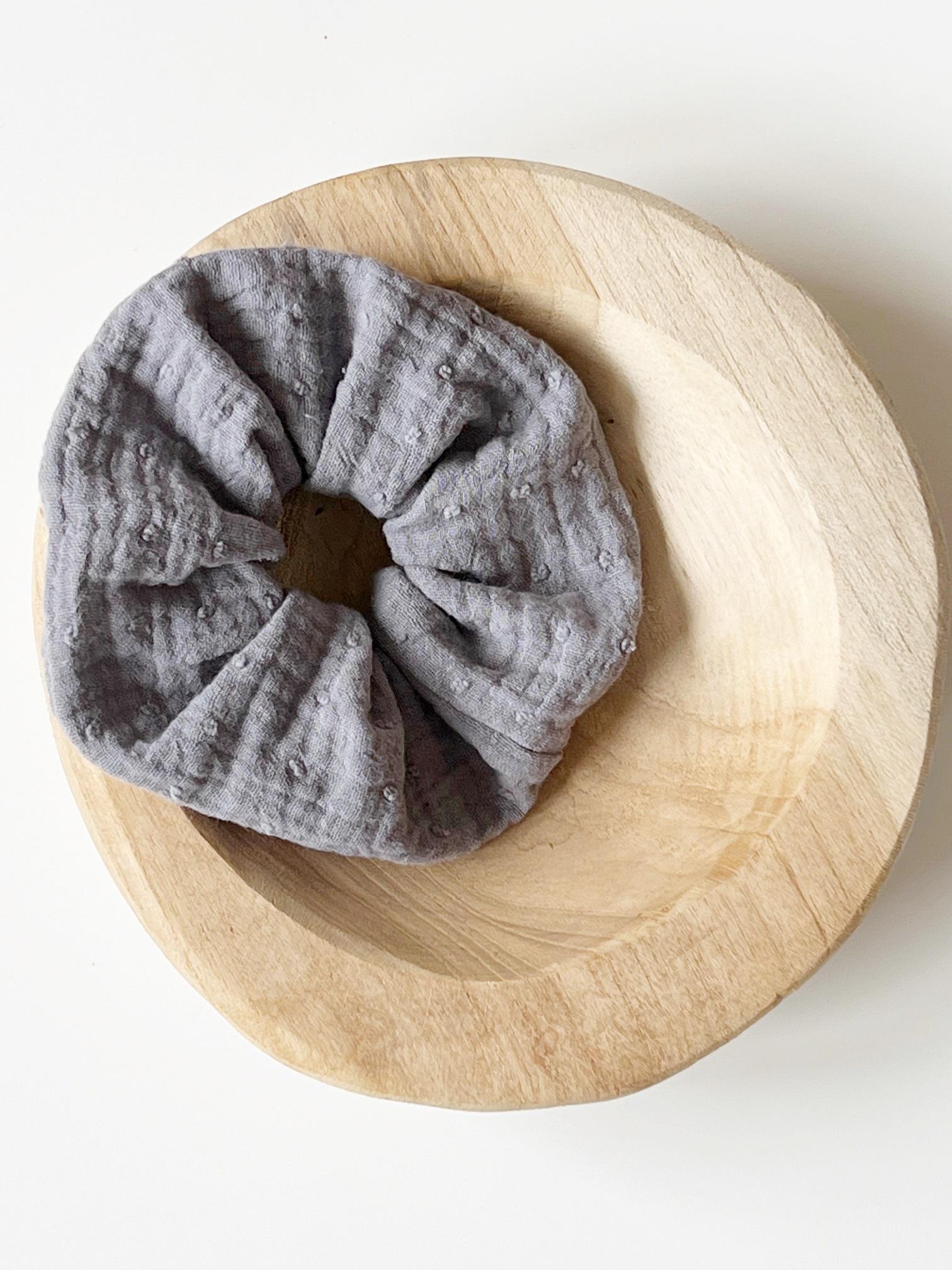Scrunchie "Dobby' Haargummi Zopfgummi Doppellagig Grau Scrunchie "Dobby' Haargummi Zopfgummi Doppellagig Grau von nadelspinnereiwerk