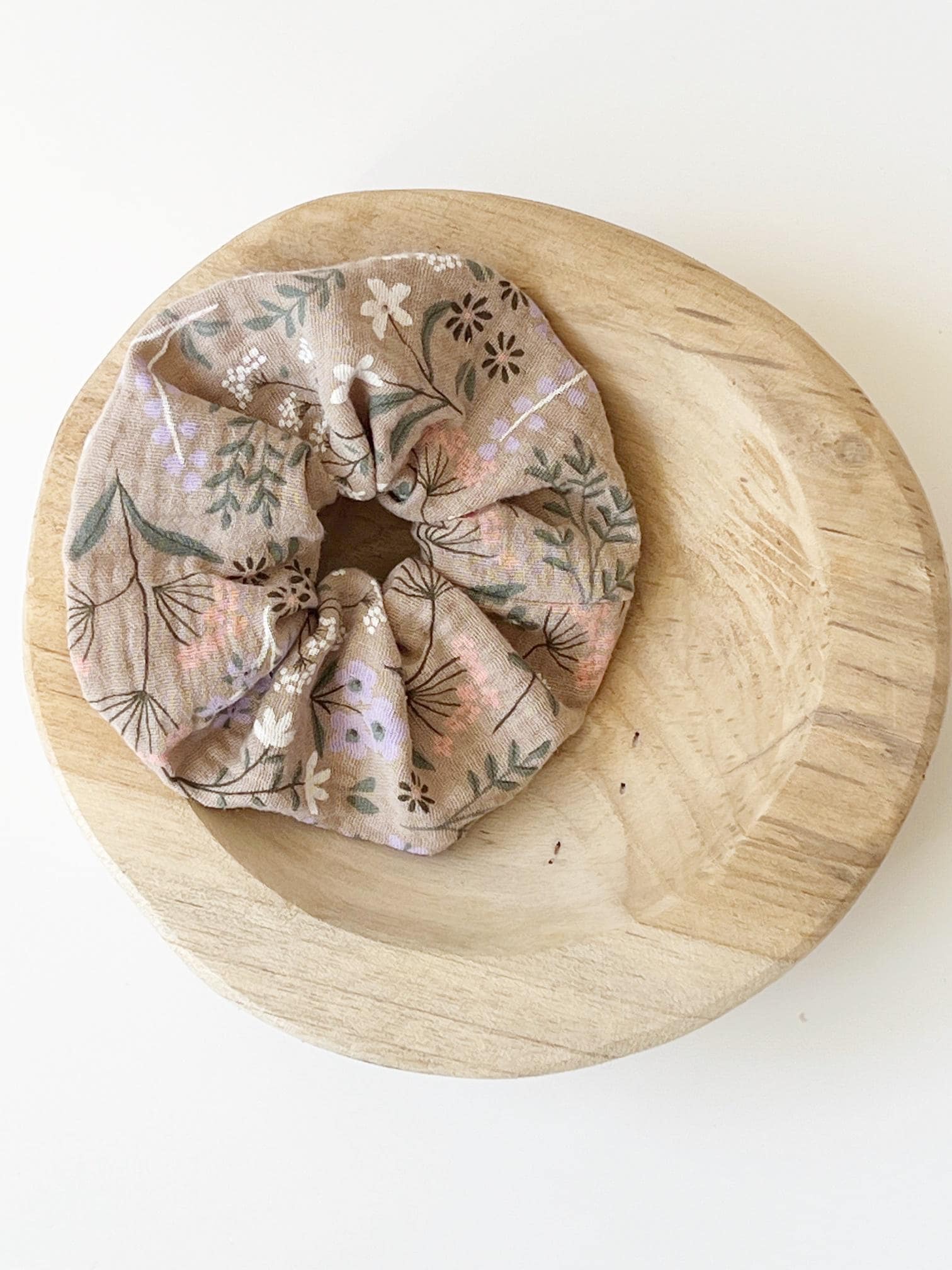 Scrunchie "Flowers' Haargummi Zopfgummi Doppellagig Bio Beige von nadelspinnereiwerk