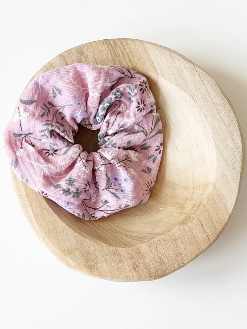 Scrunchie "Flowers' Haargummi Zopfgummi Doppellagig Bio Mauve von nadelspinnereiwerk