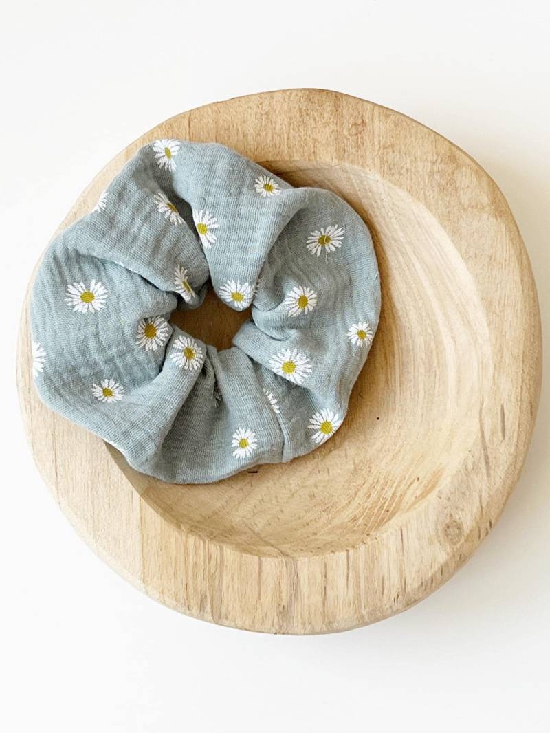 Scrunchie "Gänseblumen' Haargummi Zopfgummi Doppellagig Altgrün von nadelspinnereiwerk