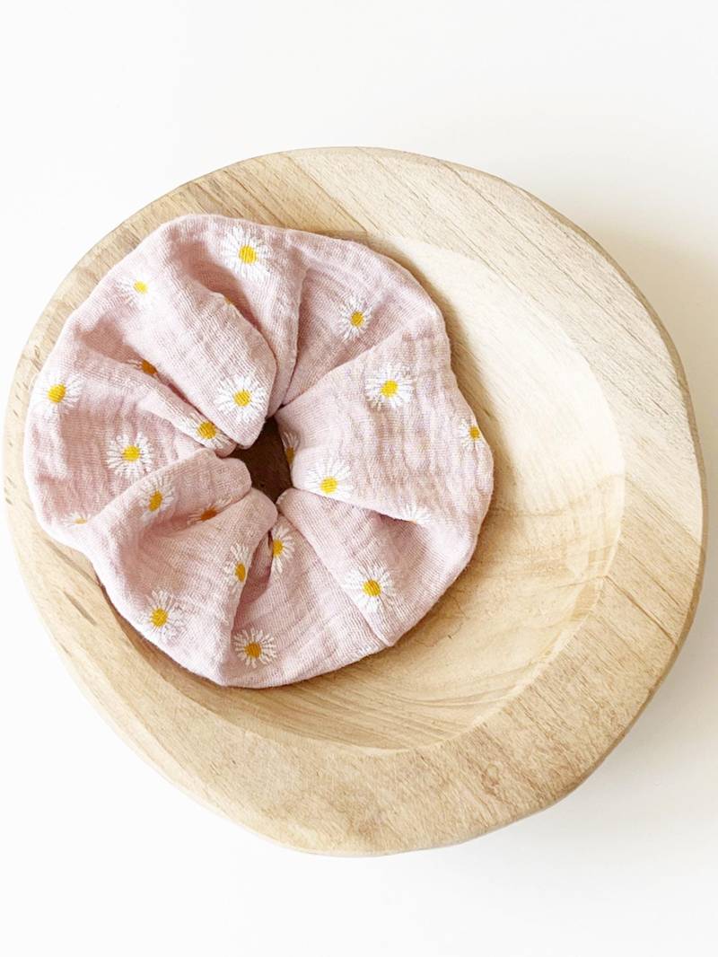 Scrunchie "Gänseblumen' Haargummi Zopfgummi Doppellagig Rosa von nadelspinnereiwerk