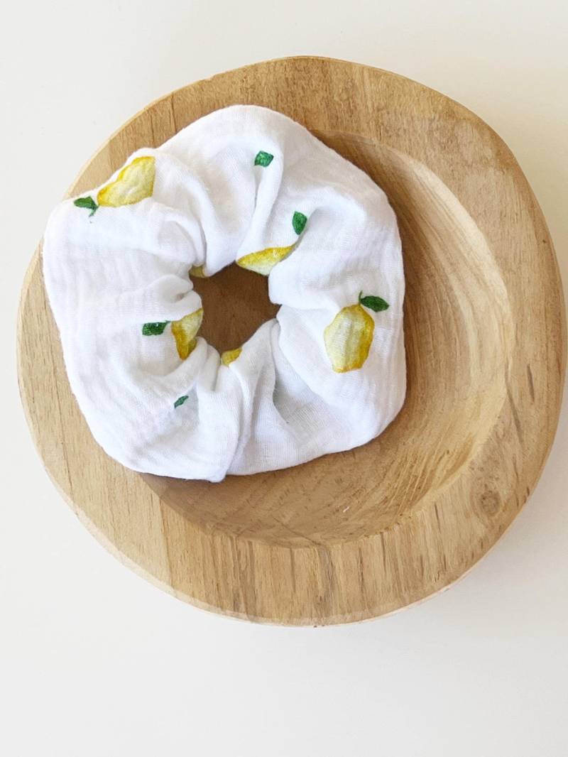 Scrunchie "Lemon' Haargummi Zopfgummi Doppellagig Wollweiß von nadelspinnereiwerk