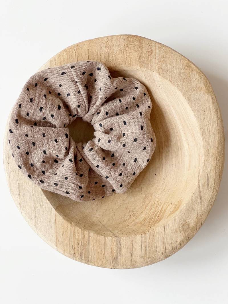 Scrunchie "Shapes' Haargummi Zopfgummi Doppellagig Taupe von nadelspinnereiwerk