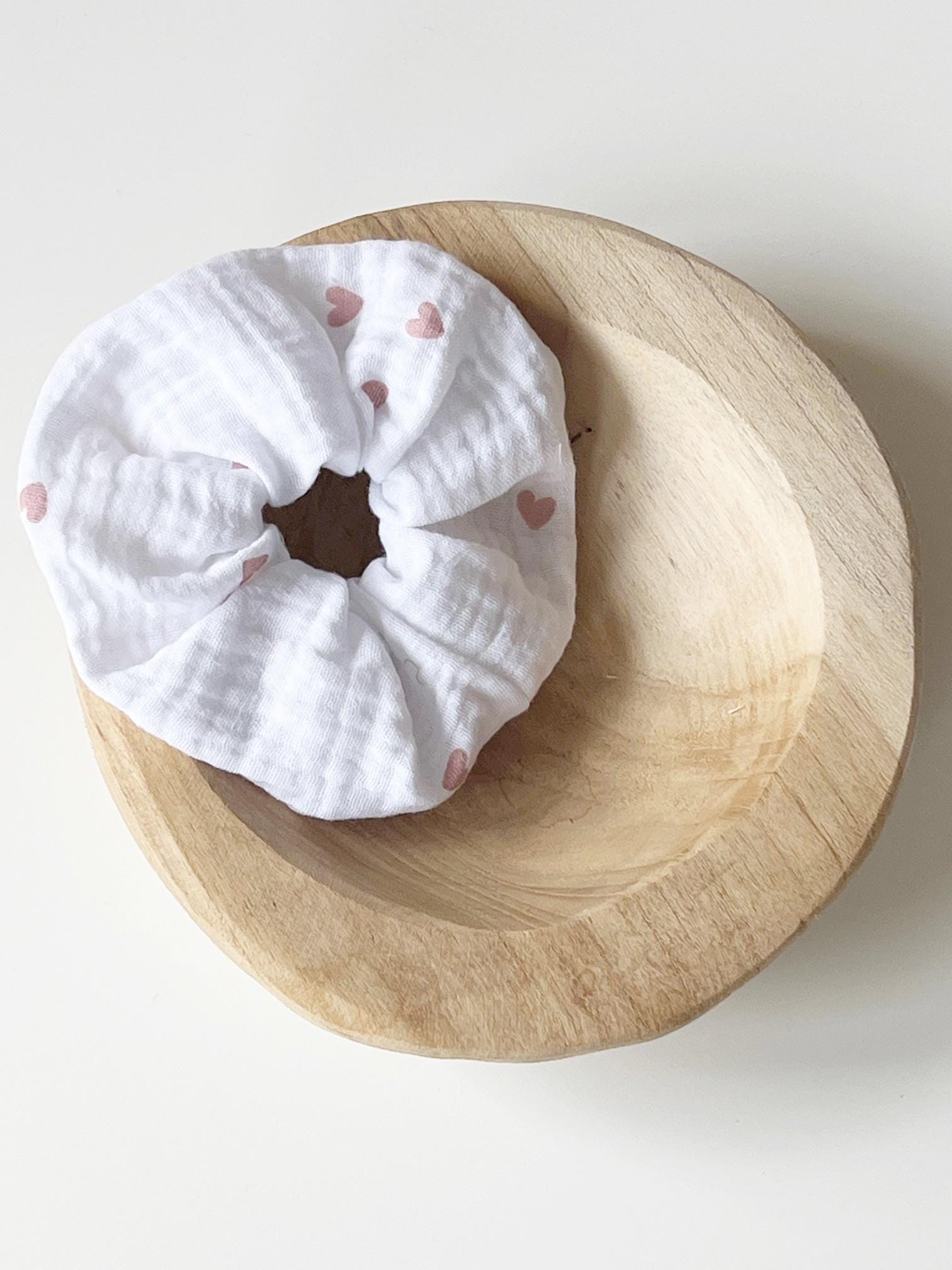 Scrunchie "Small Hearts' Haargummi Zopfgummi Doppellagig Weiß von nadelspinnereiwerk