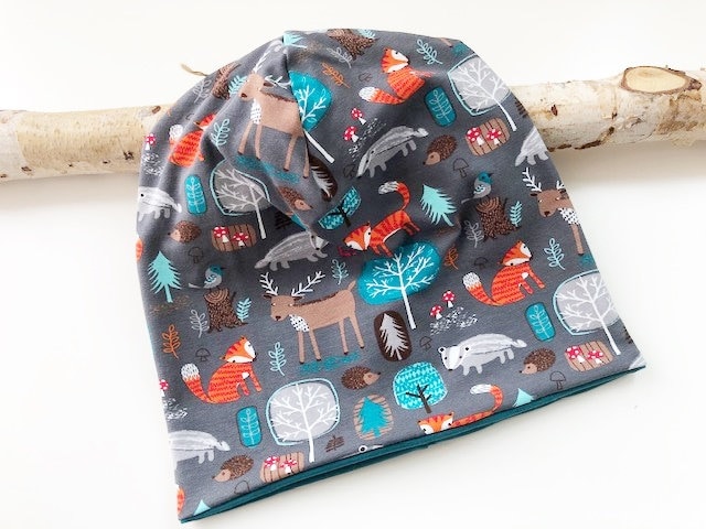 Wendebeanie Waldtiere Anthrazit von nadelspinnereiwerk