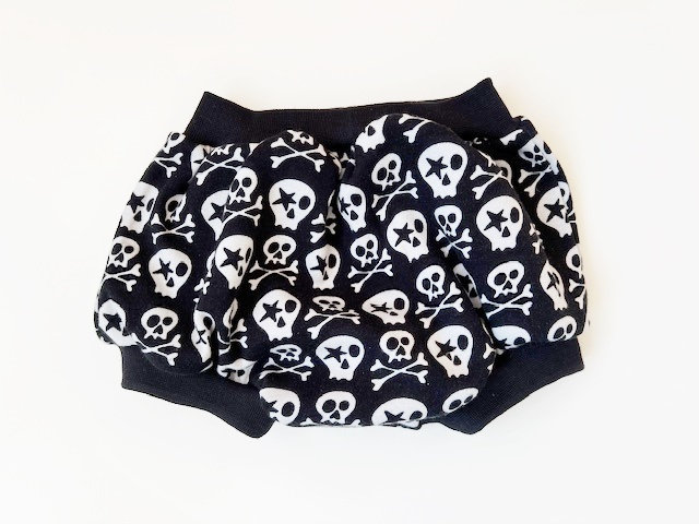 Windelhose "Sculls' Schwarz Grau Baby Kind Größe Wählbar Windelhose "Sculls' Schwarz Grau Baby Kind Größe Wählbar von nadelspinnereiwerk