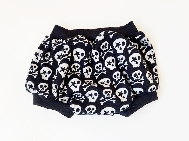 Windelhose "Sculls' Schwarz Grau Baby Kind Größe Wählbar Windelhose "Sculls' Schwarz Grau Baby Kind Größe Wählbar von nadelspinnereiwerk