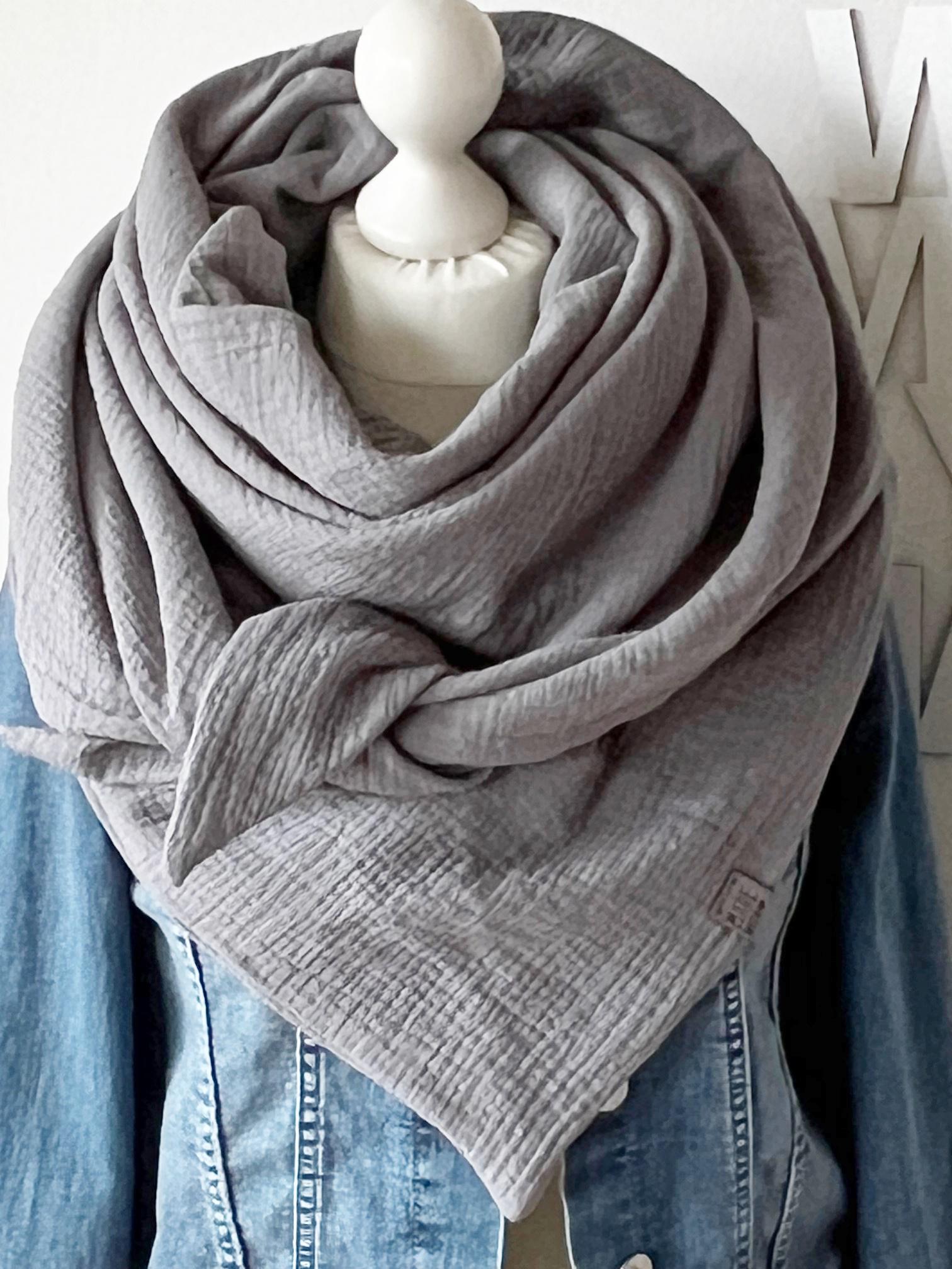 xxl Musselin Tuch "Dobby' Erwachsene Dreieckstuch Doppellagig Halstuch Grau xxl Musselin Tuch "Dobby' Erwachsene Dreieckstuch Doppellagig Halstuch Grau von nadelspinnereiwerk