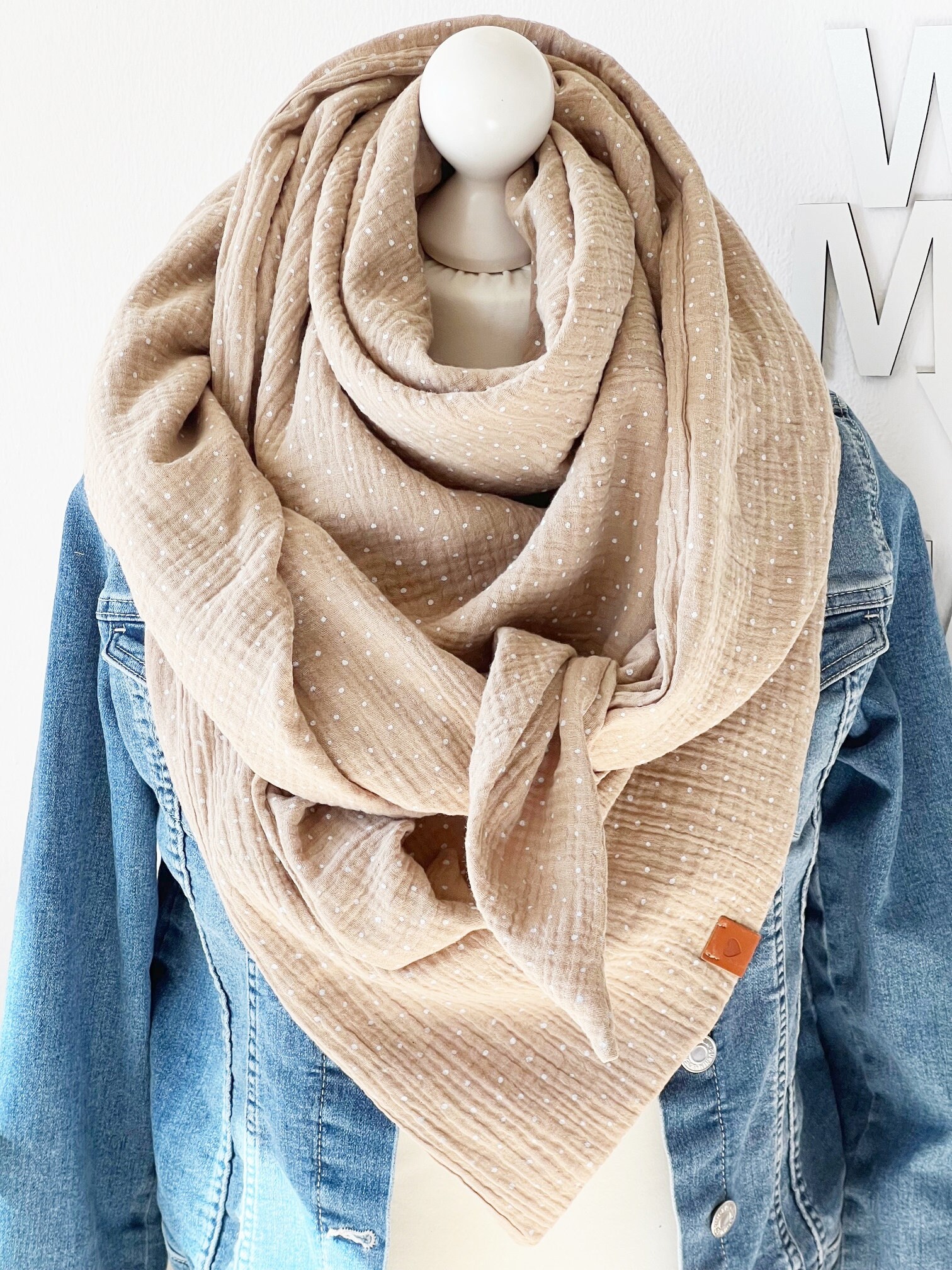 xxl Musselin Tuch "Pünktchen' Erwachsene Dreieckstuch Doppellagig Halstuch Beige xxl Musselin Tuch "Pünktchen' Erwachsene Dreieckstuch Doppellagig Halstuch Beige von nadelspinnereiwerk