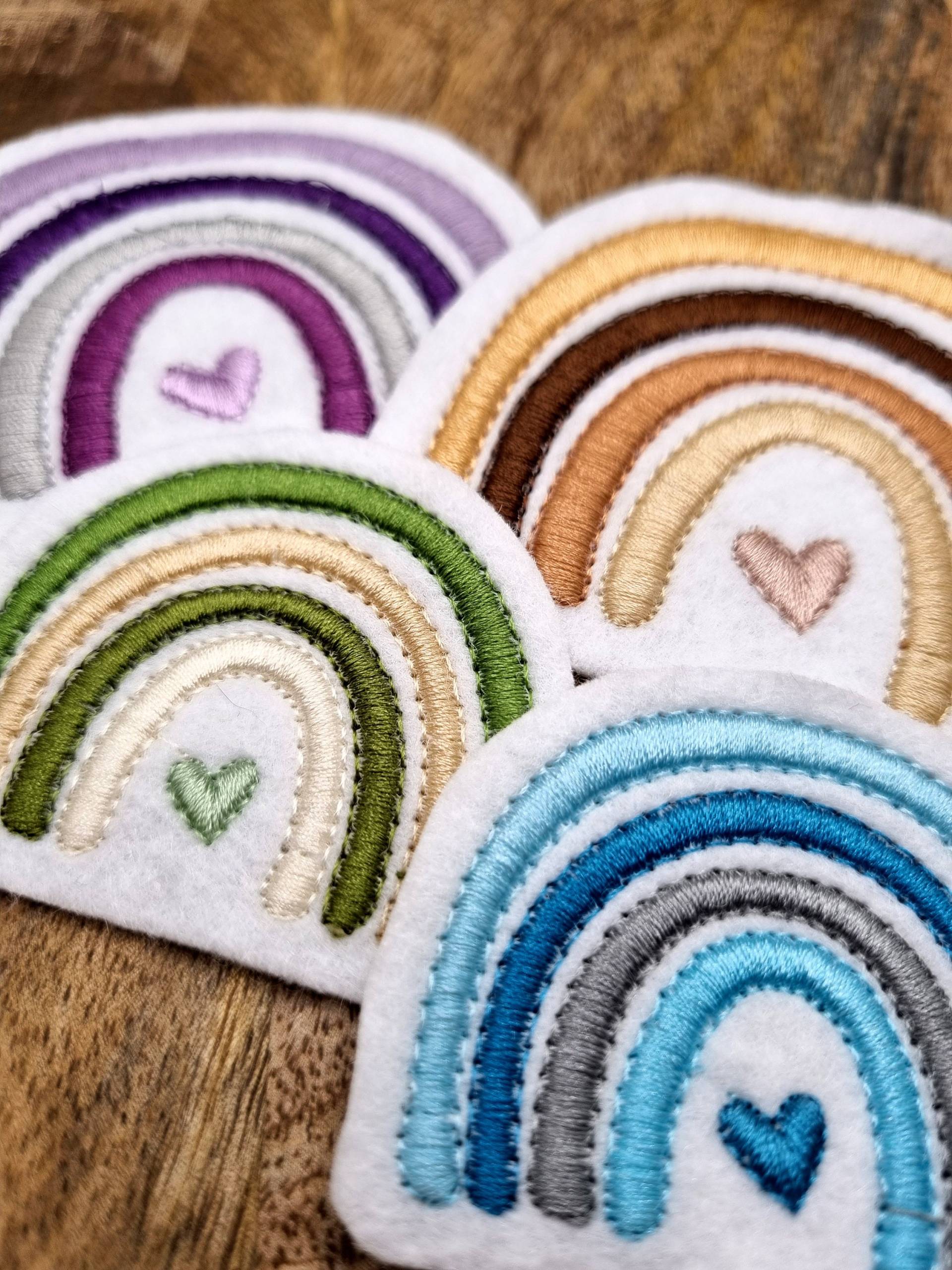 Applikation/Patch/Bügelbild - Regenbogen Mit Herz, Rainbow Rosa. Grün, Braun, Natur, Blau, Grau von nadelunikat