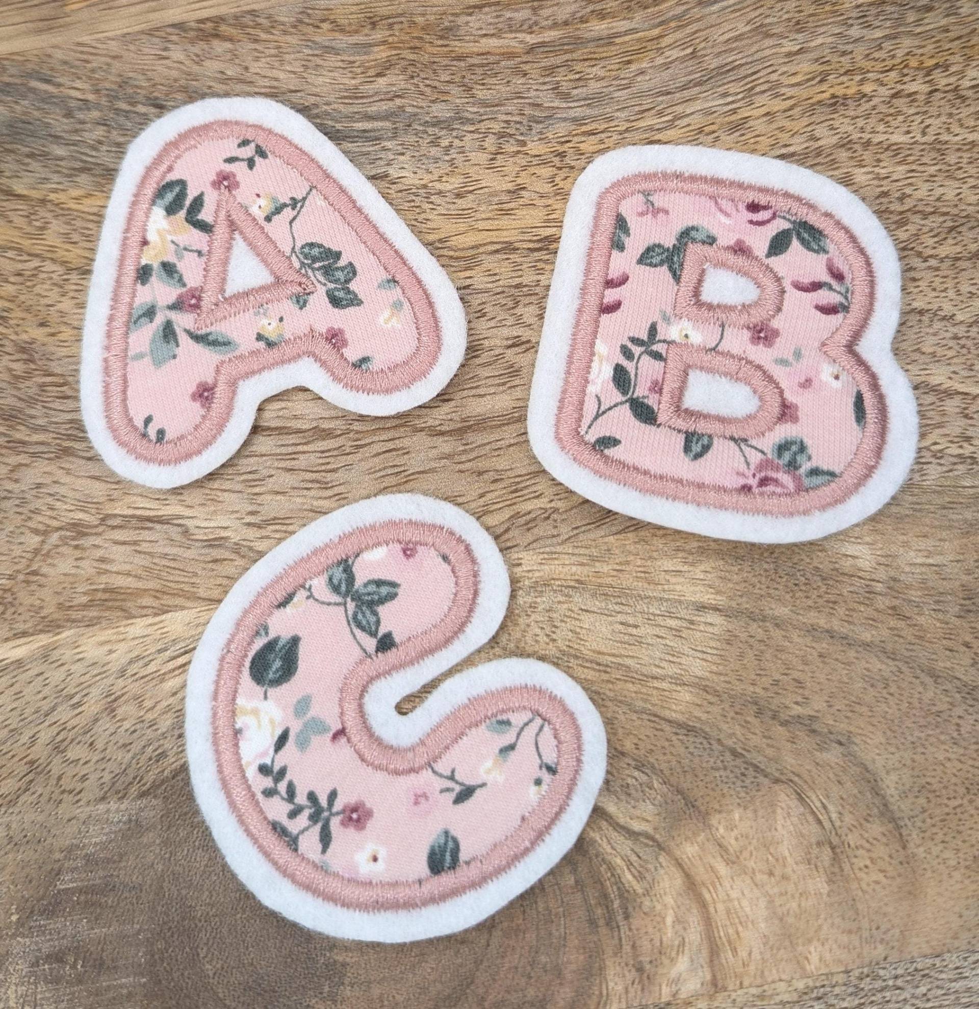 Patch/Applikation/Aufnäher/Bügelbild - Buchstaben, Zahlen Rosa, Blumenmuster, Blümchen Limitierte Auflage von nadelunikat