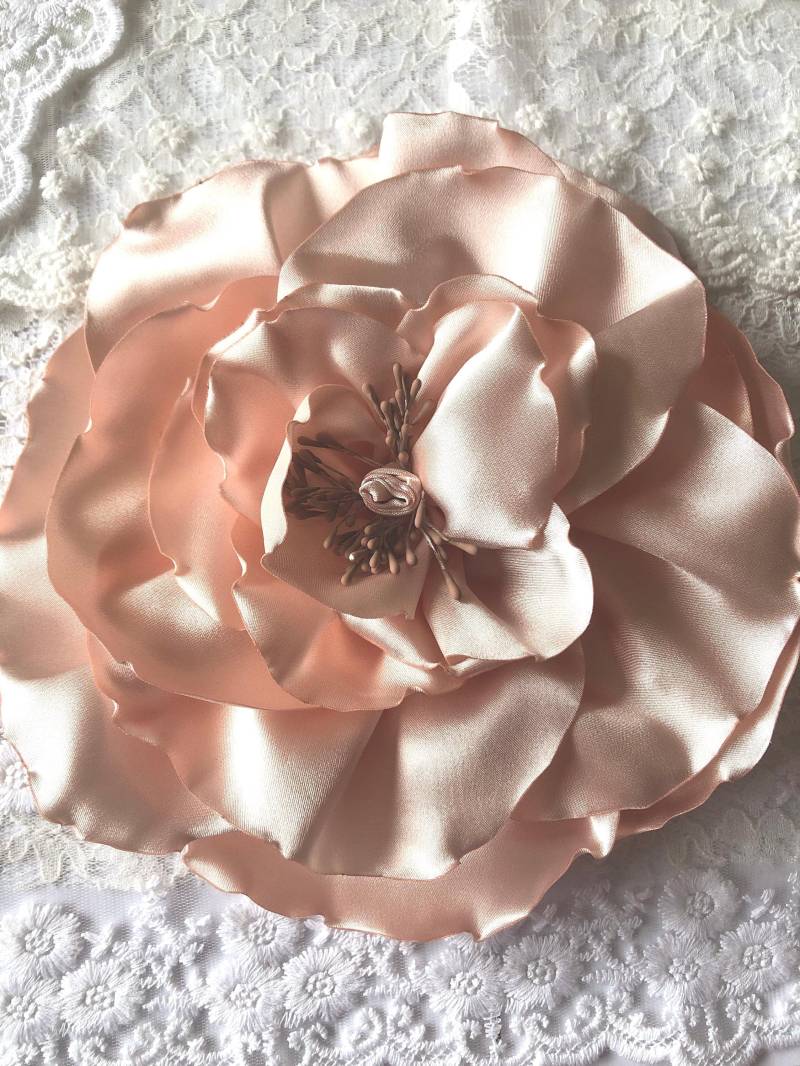 Große Pfirsich Satin Mohn Brosche Handgefertigtes Braut Accessoire Große Pfirsich Satin Mohn Brosche Handgefertigtes Braut Accessoire von nadezdaflowers