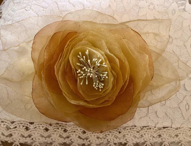 Handgefertigte Honig Organza Blumen Brosche Brautkleid Accessoire Handgefertigte Honig Organza Blumen Brosche Brautkleid Accessoire von nadezdaflowers