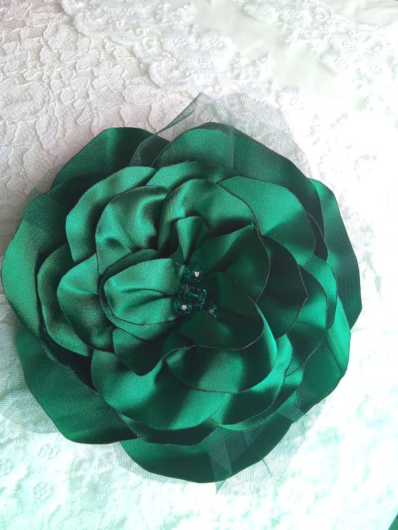 Handgemachte Smaragdgrüne Satin-Blumen-Brosche Tüll - & Glasperlen-Accessoire von nadezdaflowers