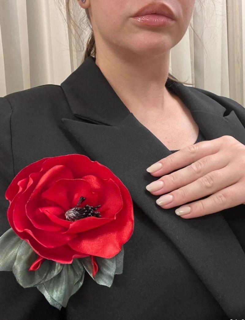 Rote Mohnblume Satinblumen-Brosche Hochzeits-, Kleid - Oder Brautfrisur-Accessoire von nadezdaflowers