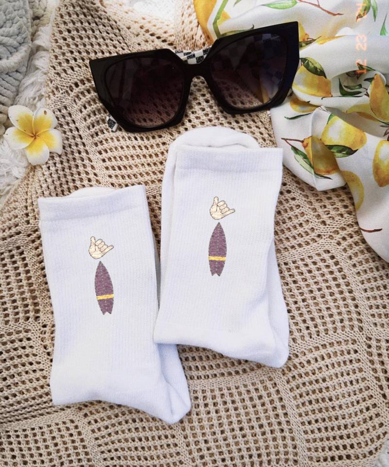 Bestickte Socken Surfbrett , Surfbrett, Gestickte Socken, Surfer Gruß, Hawaii Geschenk Surfer, Reiseliebhaber von nadinebrandingdesign