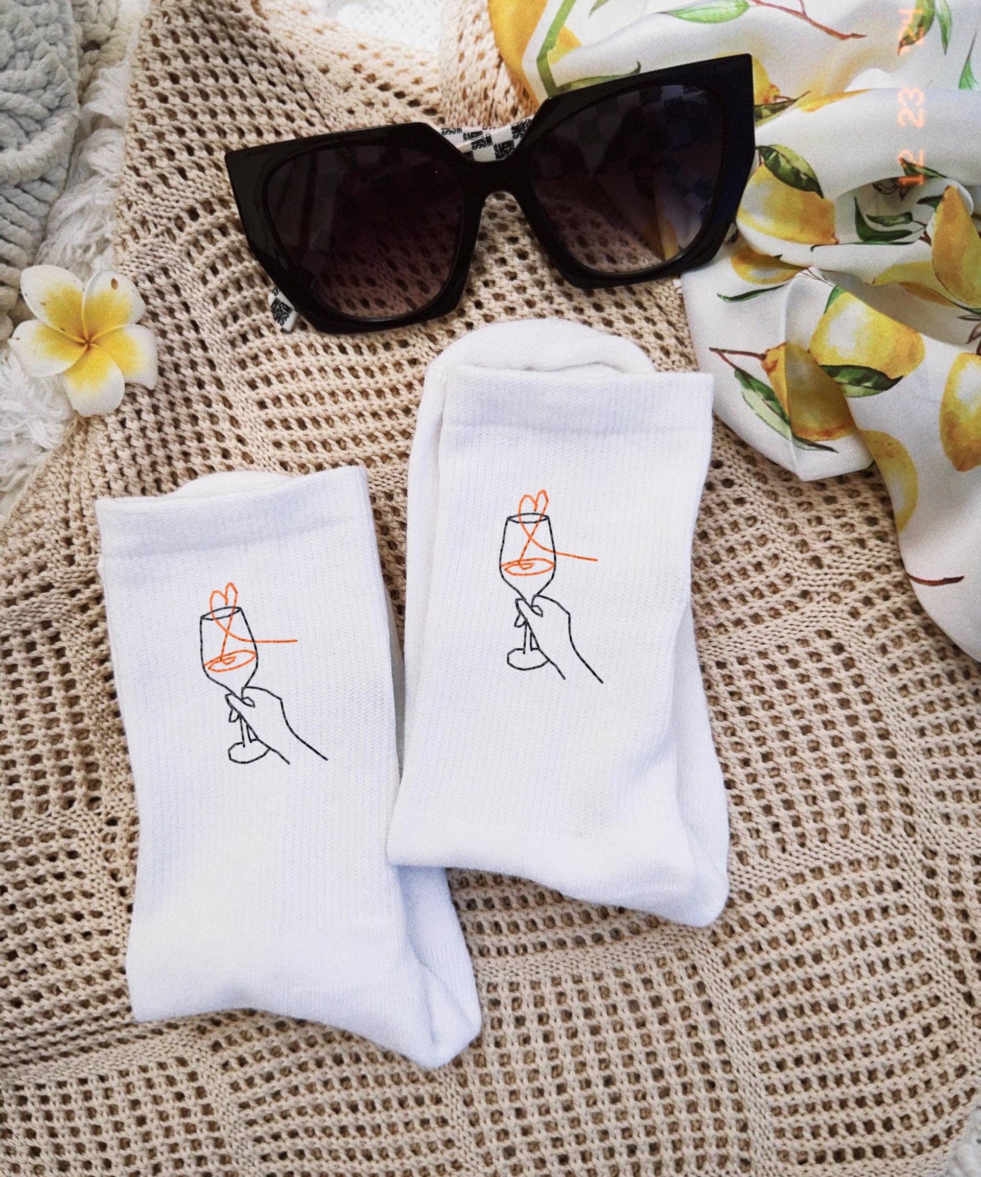 Bestickte Sportsocken, Socken Weinglas, Paris Geschenkidee Ehefrau, Tennissocken Bestickt, Weinliebhaber Geschenk Bestickte Sportsocken, Socken Weinglas, Paris Geschenkidee Ehefrau, Tennissocken Bestickt, Weinliebhaber Geschenk von nadinebrandingdesign