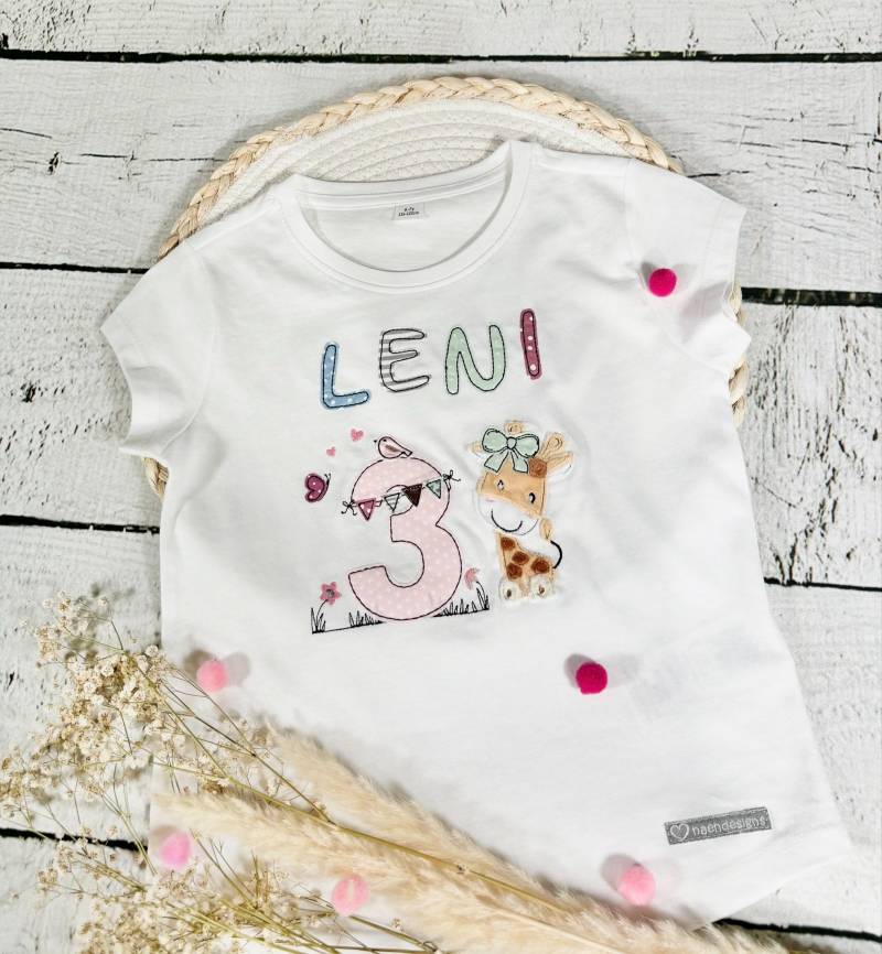 Mädchen Geburtstagsshirt Mit Zahl Und Flauschiger Giraffe Personalisiert von naehdesigns