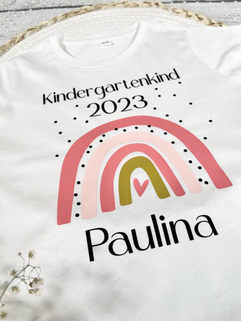T-Shirt Kindergartenkind Regenbogen Und Name Des Kindes Personalisiert von naehdesigns