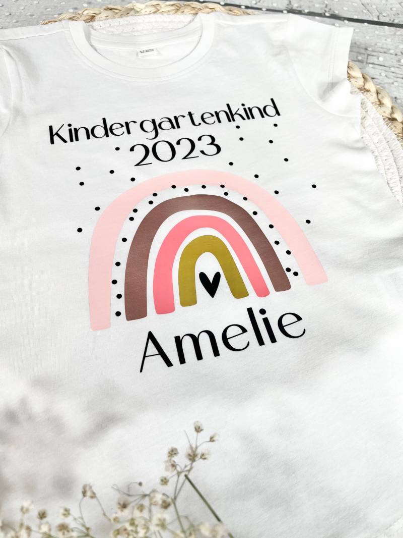 T-Shirt Kindergartenkind Regenbogen Und Name Des Kindes Personalisiert von naehdesigns