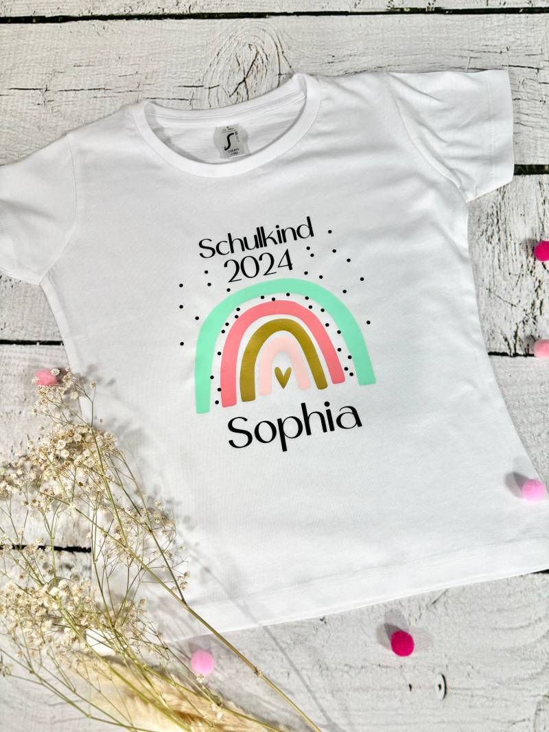 T-Shirt Schulkind Kindergartenkind Regenbogen Und Name Des Kindes Personalisiert von naehdesigns