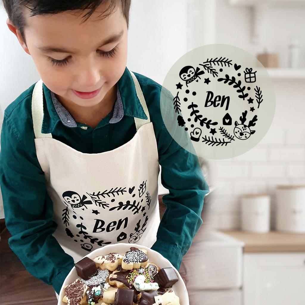 Personalisierte Kinderschürze Weihnachten Mit Namen | Backschürze Personalisiert Geschenk Im Weihnachtskranz Design von naehfeinBerlin