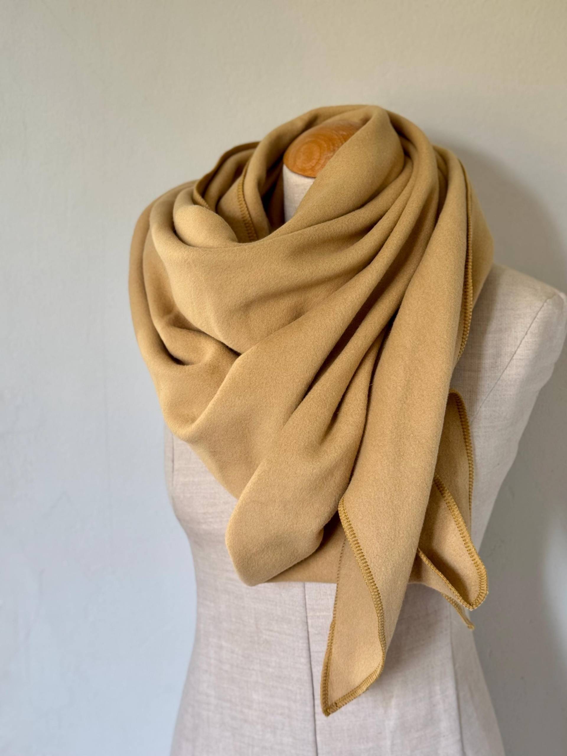 Dreieckstuch Aus Baumwollfleece | Kuscheliges Halstuch Weich Großes Tuch Geschenk Für Sie Handmade Camel Gelb Cozy Cotton Scarf von naehkombinat