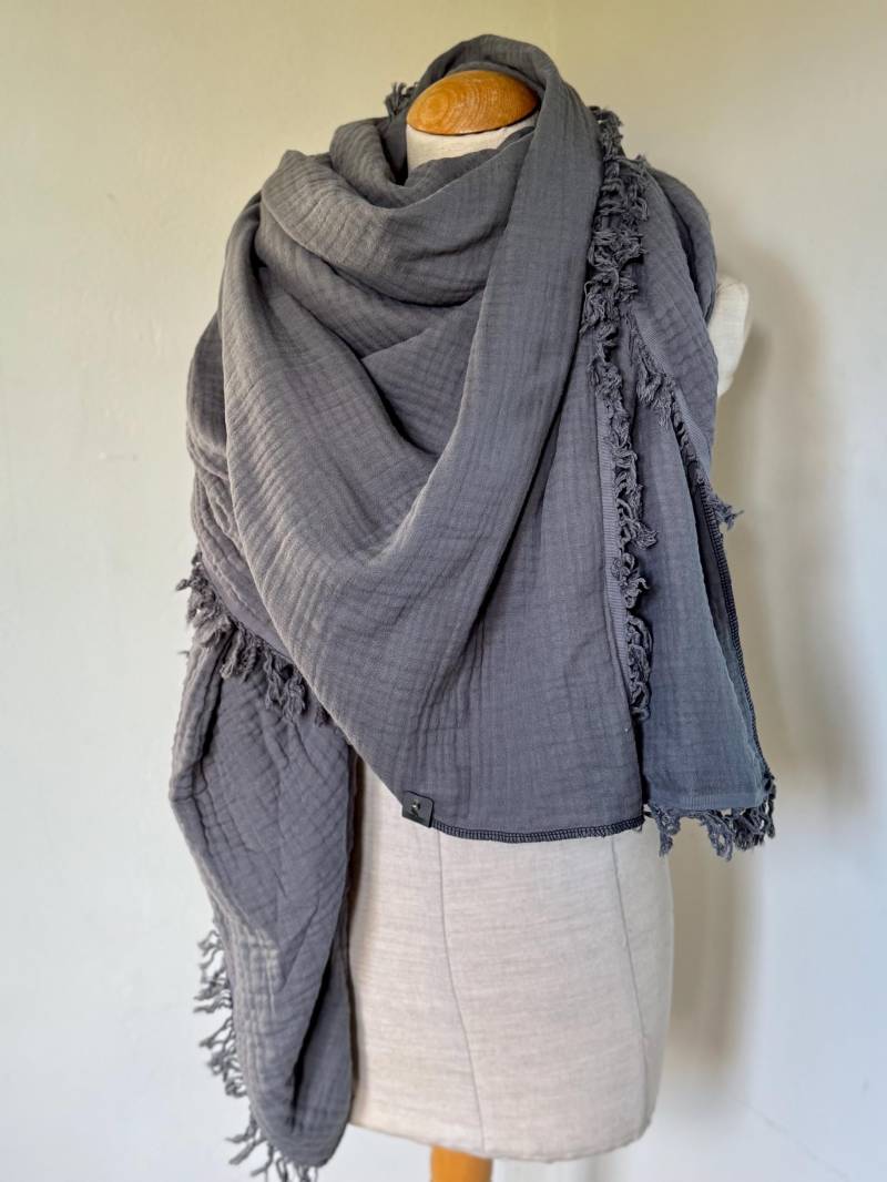 Musselin Tuch Xxl Riesengroß & Superweich Wickelschal Grau Schwarz Geschenk Frau Damen Stola Sommertuch Dreieckstuch Fransen von naehkombinat