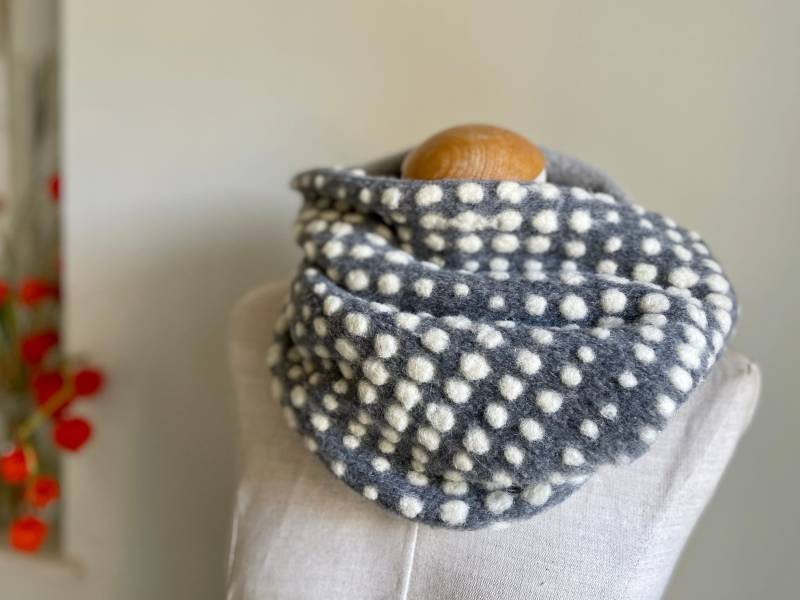 Schal Wolle Schlupfschal Loop Loopschal Grau Walk Punkte Winterschal Fleece Bommel Wollwalk Beige Ecru von naehkombinat