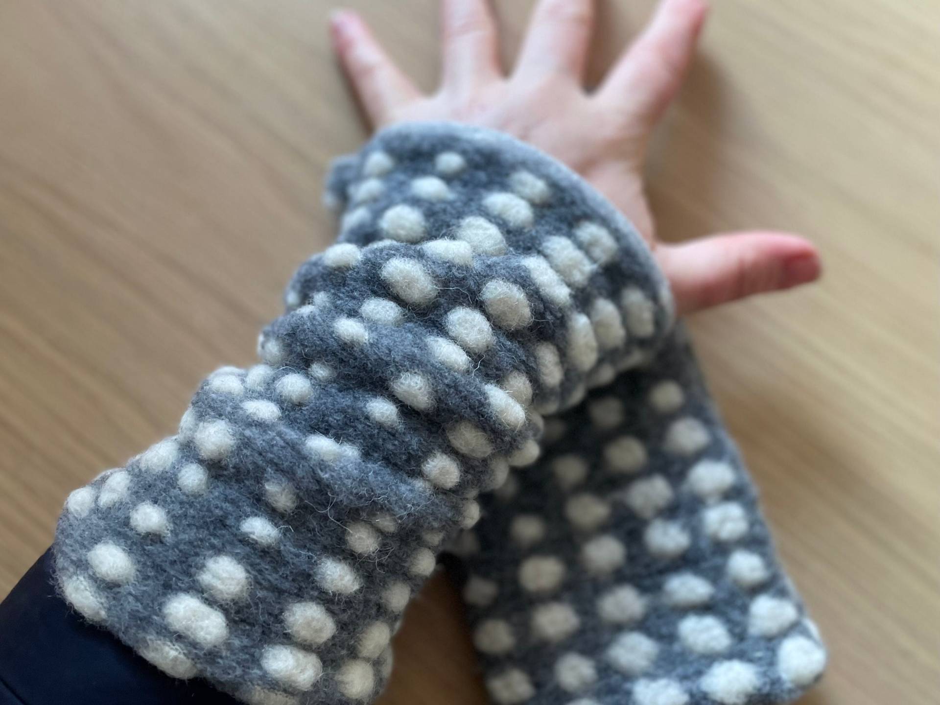 Schal Wolle Schlupfschal Loop Loopschal Grau Walk Punkte Winterschal Fleece Bommel Wollwalk Beige Ecru von naehkombinat