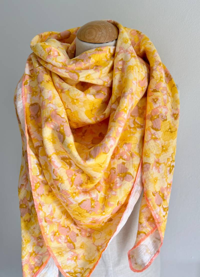 Sommertuch Quadratisch Musselin Xxl Wickelschal Dreieckstuch Loopschal Pink Gelb Pastell Blumen Baumwolle Schal Stola Geschenk Muttertag von naehkombinat