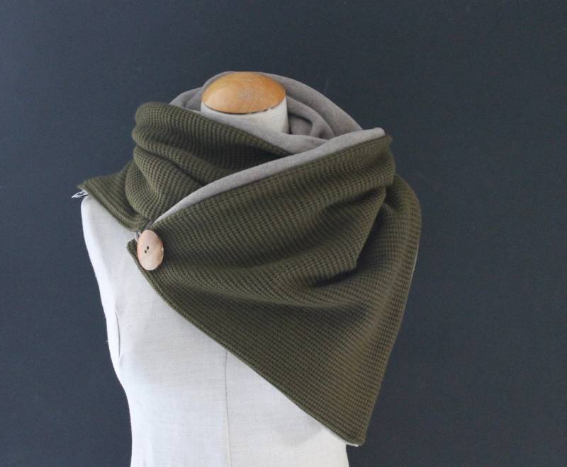 Wickelschal Knopfschal Wickeltuch Dreieckstuch Scarf Wrap Triangular Loop Strick von naehkombinat