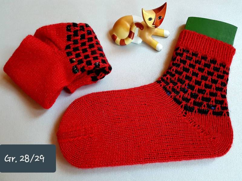 Handgestrickte Socken Gr. 28/29 von naehmaschinerie