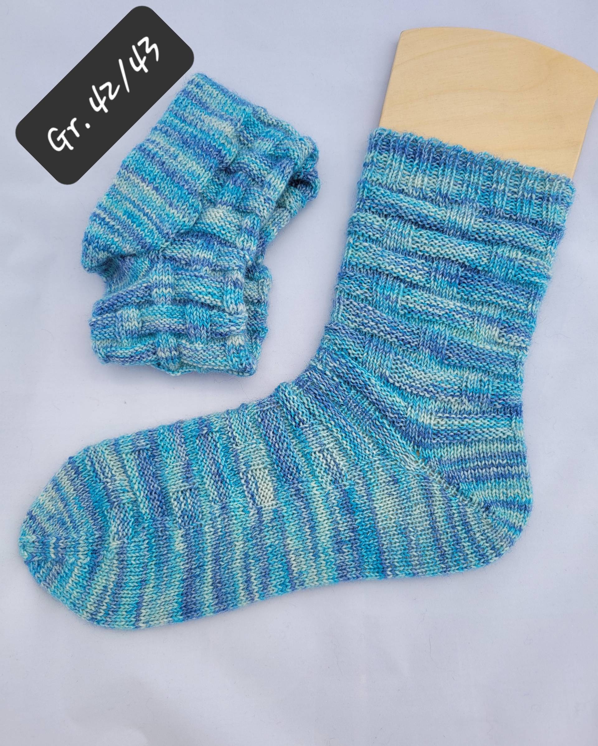 Handgestrickte Socken Gr. 42/43 von naehmaschinerie
