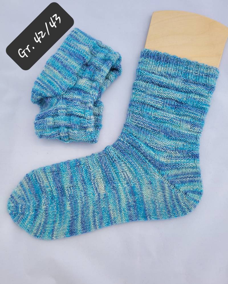 Handgestrickte Socken Gr. 42/43 von naehmaschinerie