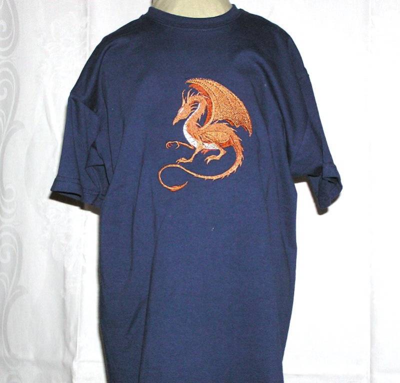 T-Shirt Drache Auf Dunkelblau Gr. 140 von naehmaschinerie