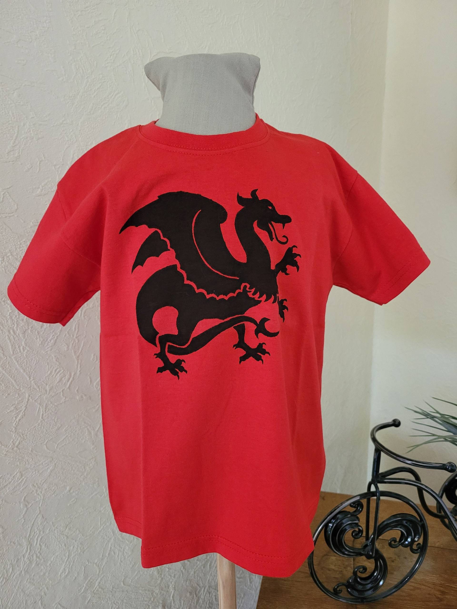 T-Shirt Drache Auf Rot Gr. 116 von naehmaschinerie