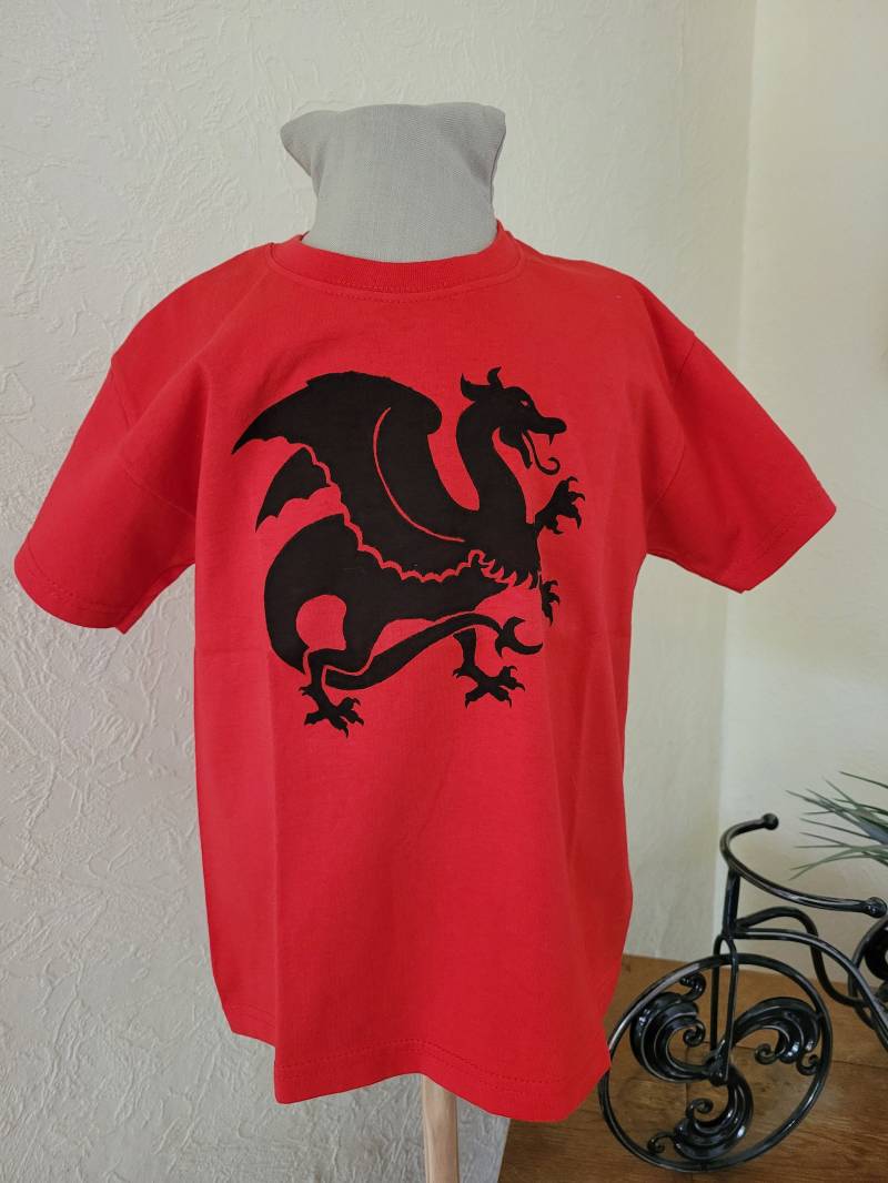 T-Shirt Drache Auf Rot Gr. 116 von naehmaschinerie