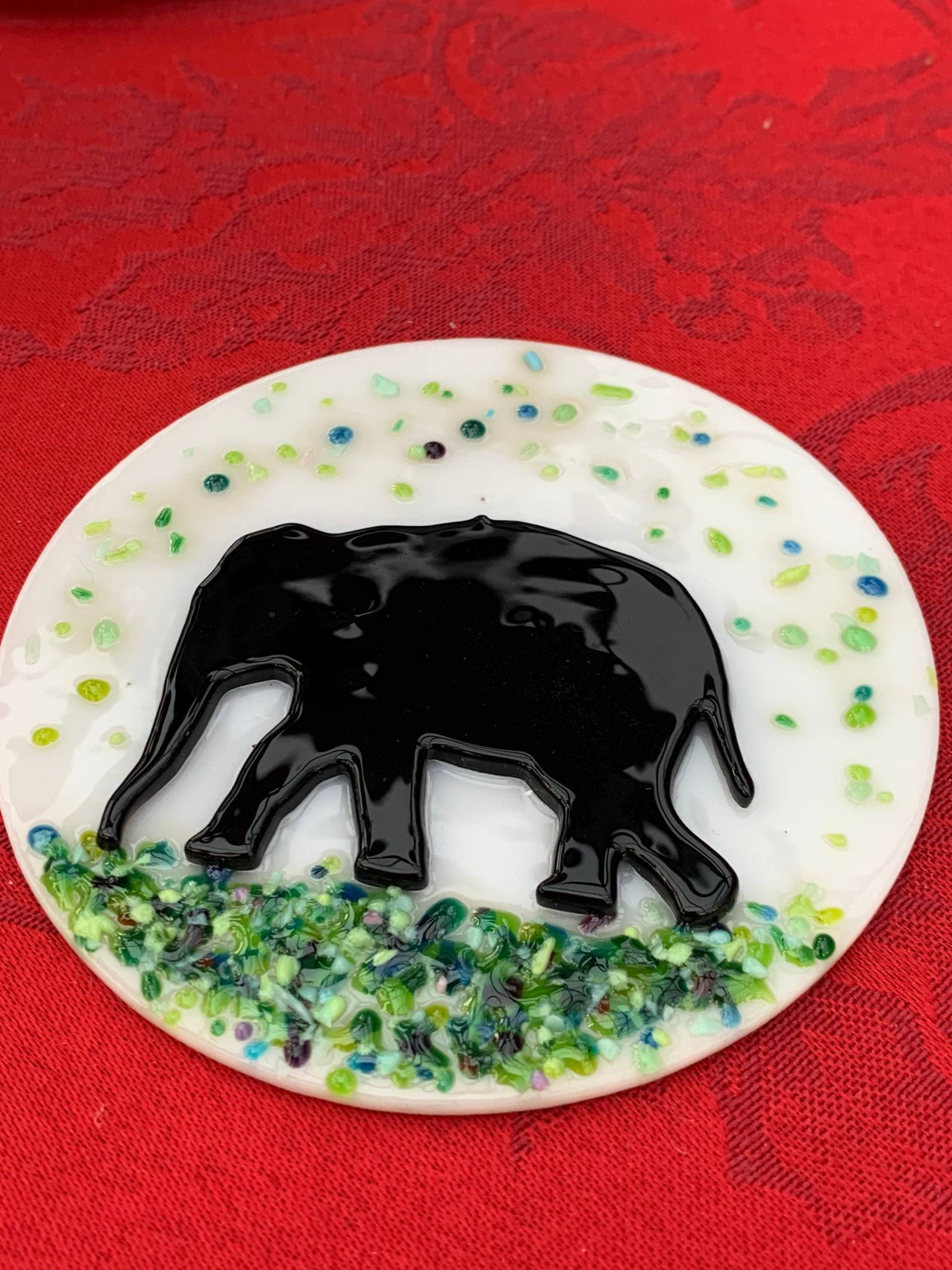 Elephant Walk Silhouette Runde Panel Mit Konfetti Glas Akzent - Handgefertigtes Fusing Glass Weißes Basisglas Elephant Walk Silhouette Runde Panel Mit Konfetti Glas Akzent - Handgefertigtes Fusing Glass Weißes Basisglas von nahanibluette