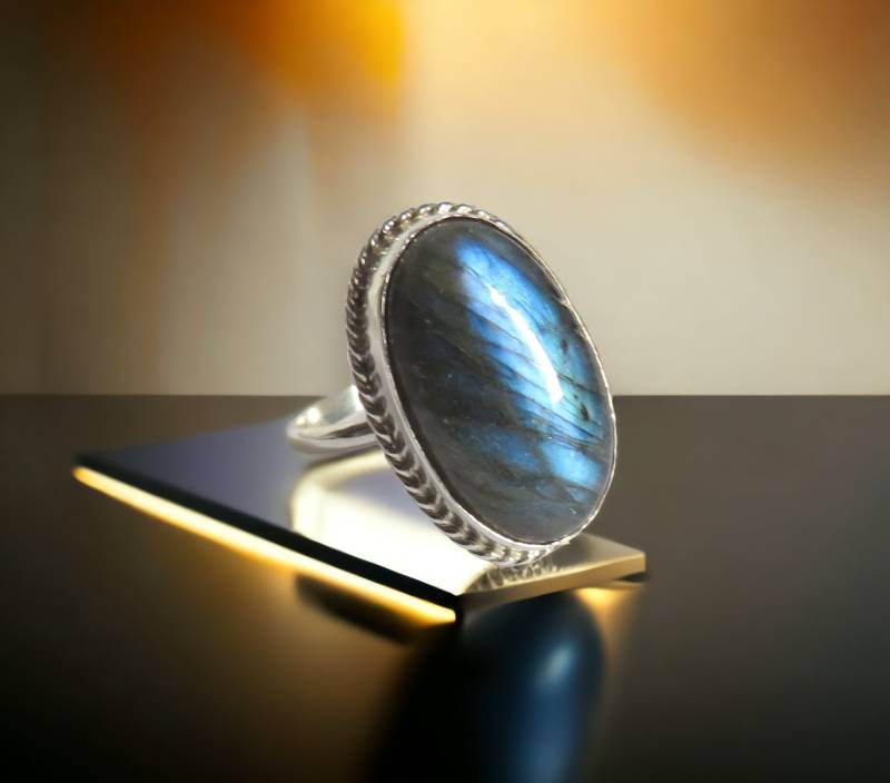 Ring Aus Silbernem Und Blauem Labradorit von nalafines