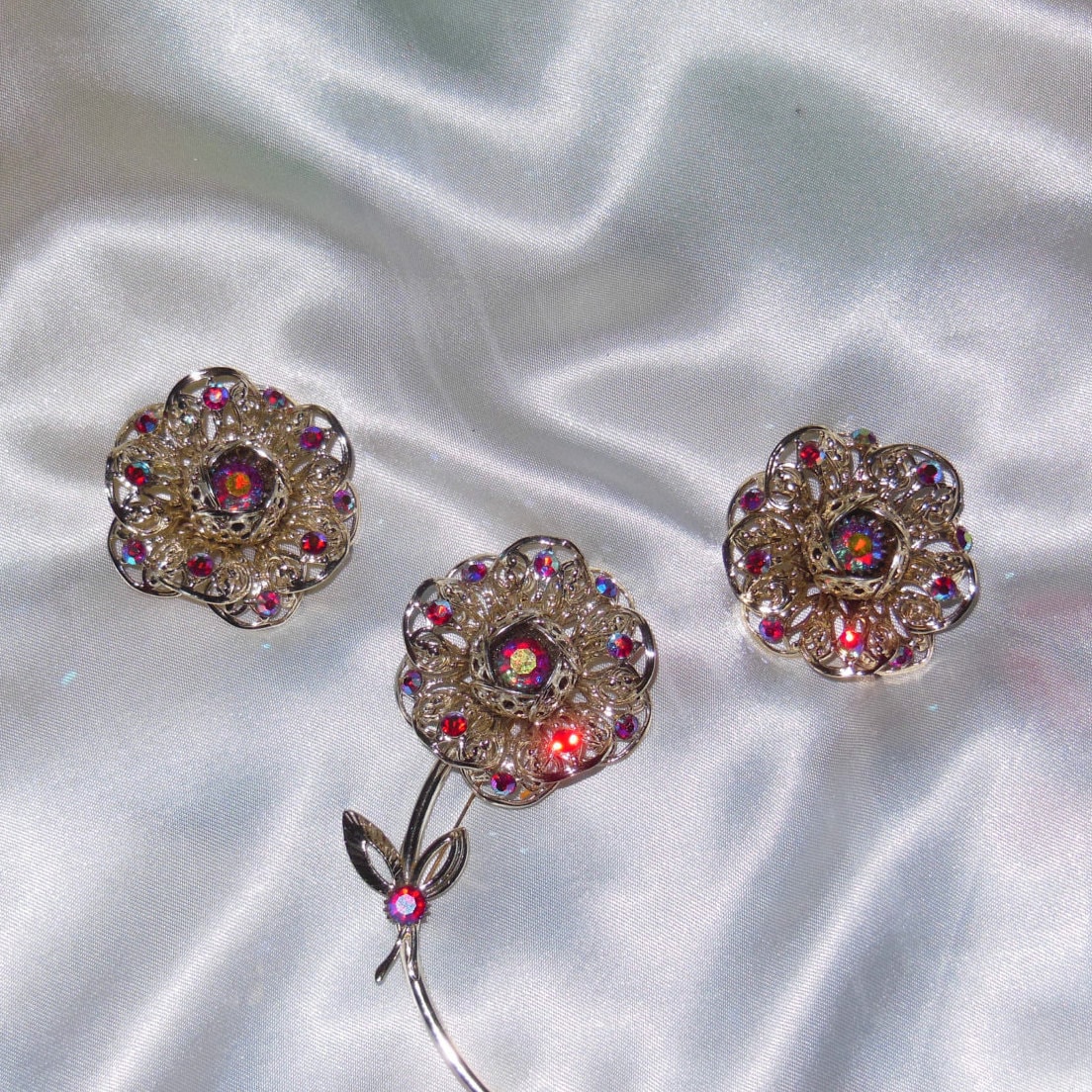 Vintage Sarah Coventry Set Rot Aurora Borealis Metall Filigran Brosche Ohrring von nalika