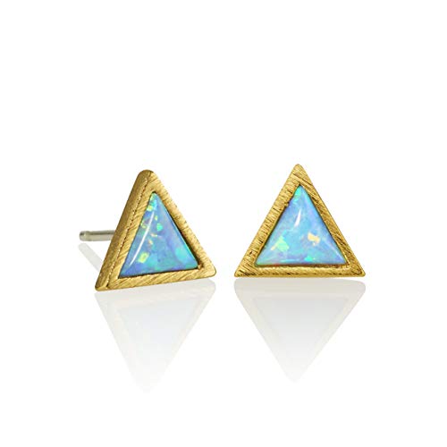 Namana Triangle Opal Ohrstecker, zierliche Ohrringe mit synthetischen Opalen, gebürstetes Finish, geometrischer Ohrschmuck für Damen, 14 Karat vergoldet oder Silberfarben (Vergoldet, Opal) von namana