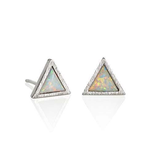 Namana Triangle Opal Ohrstecker, zierliche Ohrringe mit synthetischen Opalen, gebürstetes Finish, geometrischer Ohrschmuck für Damen, 14 Karat vergoldet oder Silberfarben (Versilbert, Opal) von namana