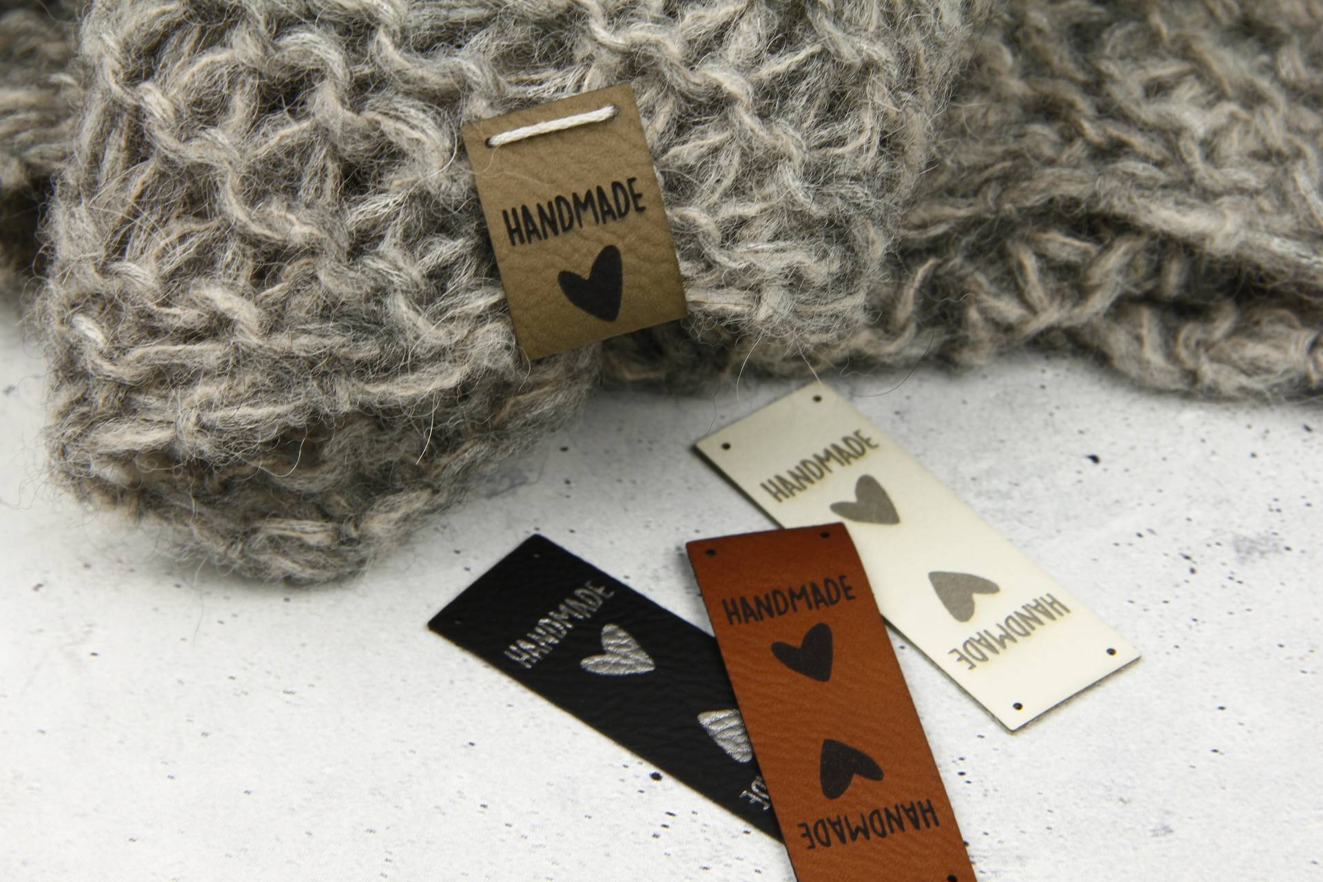 10 Etiketten, Label "Handmade" Aus Kunstleder Und Herzmotiv 20x60mm Mit Ohne Lochung von namensbaenderDE